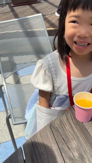 「お母さん、ひとりでできたよ！」
たった一言なのに、思わず胸が熱くなる瞬間でした。

2025.5.5 ミニミニ外国in福屋SORALA

パスポートを持って出発！
外国人に名前や年齢をひとりで英語で伝えらました。
銀行でお金を両替して、自分でカフェに行って、
勇気を出して「Orange juice, please！」と声に出せました。

最初はドキドキしていたけど、やってみたら「楽しかった！」
その笑顔は、ただの遊びじゃなく「できた！」という自信の証です。

「もっと話したい」「勉強したい」――
そんな前向きな気持ちが、自然と芽生えていったのでは❤️

外国人を見かけたとき、もう「知らない人」じゃない。
「この人と友達になりたい」って思えるようになる。

ミニミニ外国は、そんな“世界とつながる心”を育てる場所です。

子どもの目がキラキラ輝く瞬間を、一緒に見てみませんか？

#ミニミニ外国 
#子どもの成長 
#英語体験 
#親子デート 
#広島