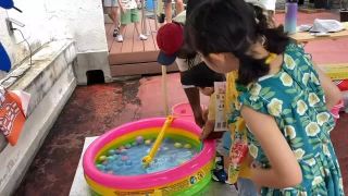 🌎ミニミニ外国 in サンモール🌈
今回のミッションは夏仕様！
屋上での水遊びゲームと、外国人スタッフとのコラボでワクワクが止まらない✨

初級ミッションは「お花やさん🌸」での英語体験。
中級ミッションでは、いろんな国から来た“お兄さん・お姉さん”と一緒に、
ゲームにチャレンジしながら自然に会話がスタート💬

「英語って、話してみると楽しい！」
そんな実感があふれる、特別な1日になりました☀️

🏖️暑い夏も、ミニミニ外国なら思い出に変わる！
次回の開催もどうぞお楽しみに😊

#ミニミニ外国 
#子どもの成長 
#英語体験 
#親子デート 
#広島