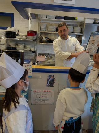 🍫✨ミニミニ外国 バレンタインクッキング✨🍫

平和公園近くのギリシャ料理店 ポリカラ で開催しました🇬🇷
かわいい子どもたちとご家族にご参加いただき、笑顔いっぱいの時間に💕
福山から来てくださった方もいて、とても嬉しかったです！

⸻

今回のチャレンジは、英語で楽しむ３つのミッション！

🔹 外国人シェフに英語でインタビュー
🔹 英語でレストランの注文に挑戦
🔹 英語でチョコレートクッキング

少しドキドキしながらも、みんなで助け合いながら一つずつクリア✨
英語が通じた瞬間の笑顔がとても印象的でした😊

⸻

シェフのトミーさんは アルバニア出身 🇦🇱
なんとアルバニアを知っている5歳の子がいて、みんなでびっくり！

ランチのオーダー体験では、
本当に海外のレストランにいるような気分に🌍✨

⸻

そしてお待ちかねのチョコレート作り🍫
チョコを型に流して、かわいくデコレーション💖
世界にひとつだけの素敵なチョコが完成しました！

みんなは誰にプレゼントするのかな？🎁

⸻

ギリシャランチもとても美味しく、大満足のひととき😋
英語・料理・異文化体験がぎゅっと詰まった特別な一日になりました。

ご参加くださった皆さま、ありがとうございました🌈
また次回お会いできるのを楽しみにしています！

#ミニミニ外国 #英語体験 #国際交流
#バレンタインイベント #親子イベント
広島イベント 異文化体験 ポリカラ